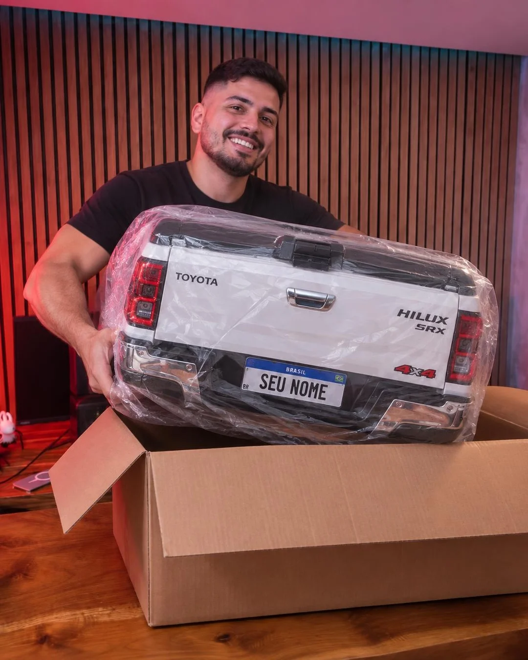 Cliente recebendo o cooler embalado em plástico protetor dentro da caixa de papelão
